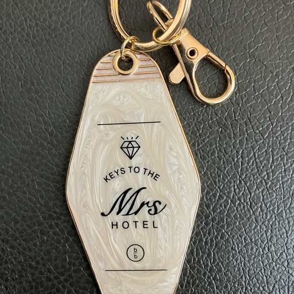 2/$30 NEW B'Loved KEYS TO THE Mrs HOTEL Key Chain Bachelorette Party Bride Gift - Picture 3 of 3